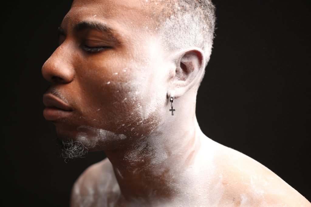 Brinco masculino: veja as melhores dicas para usar o acessório