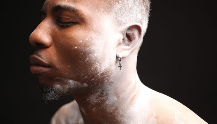 Brinco masculino: veja as melhores dicas para usar o acessório