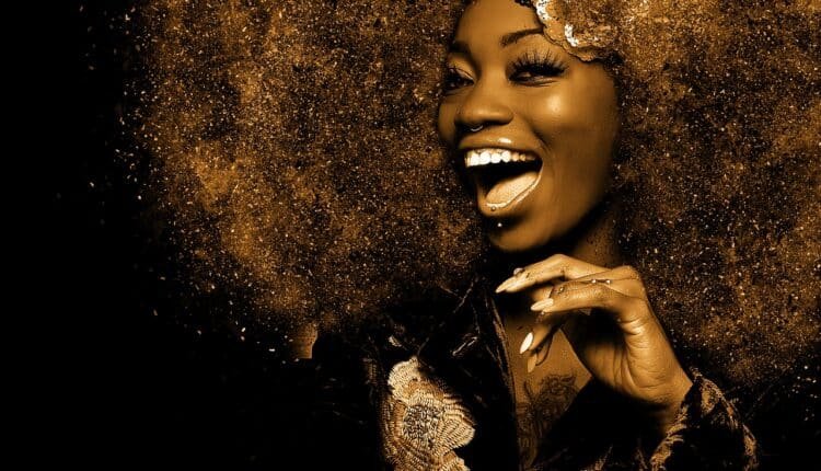 Penteados de madrinhas para cabelos crespos