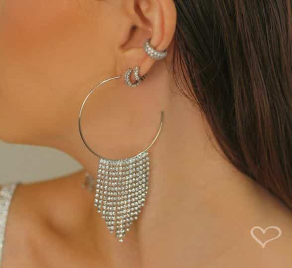 O que são e como utilizar strass no brinco feminino?
