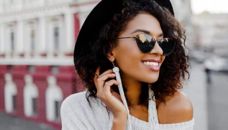 O que são e como utilizar strass no brinco feminino?