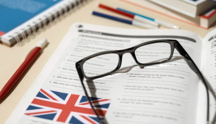 É possível viajar para o exterior sem saber inglês